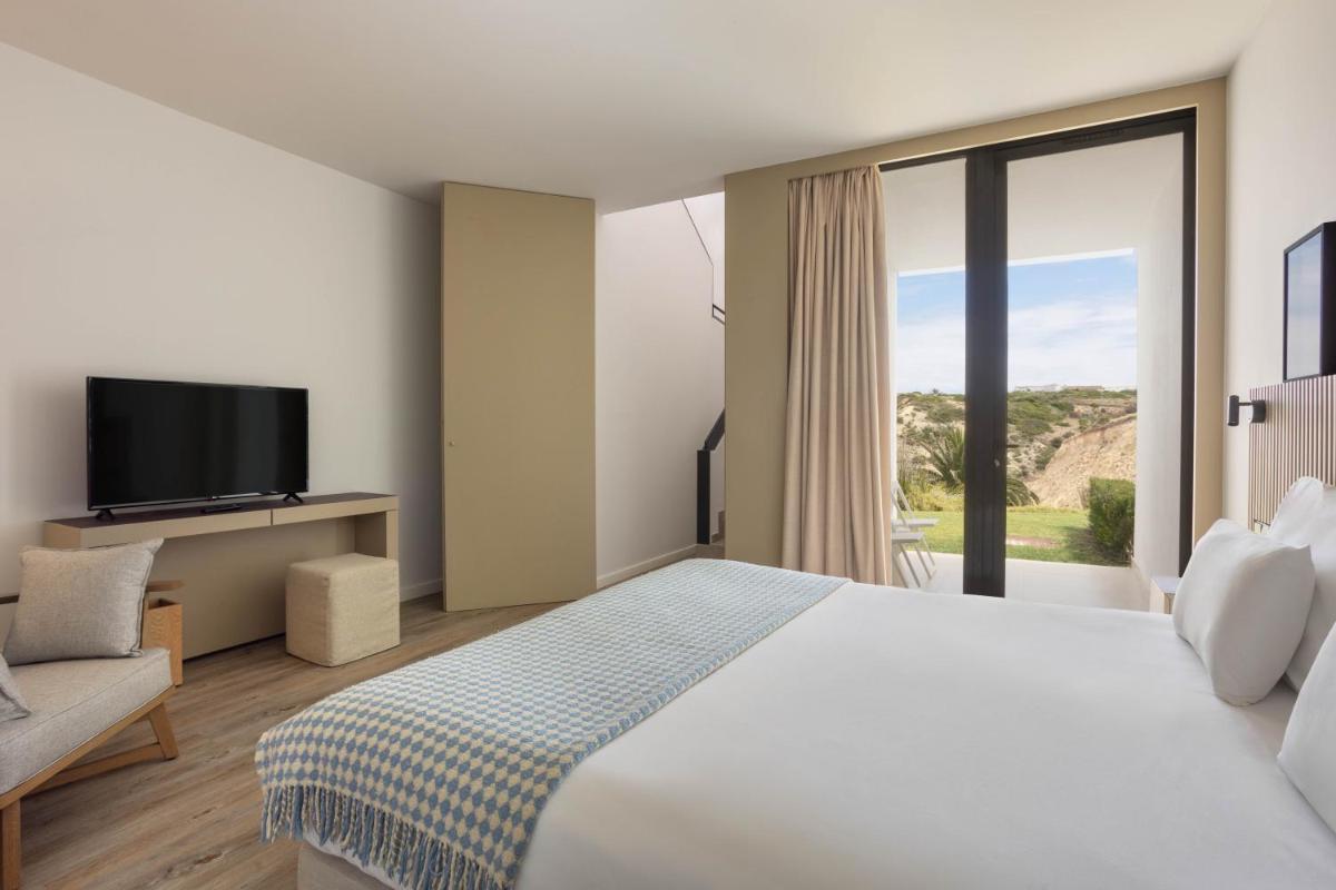 Uma televisão e/ou sistema de entretenimento em Memmo Baleeira - Design Hotels