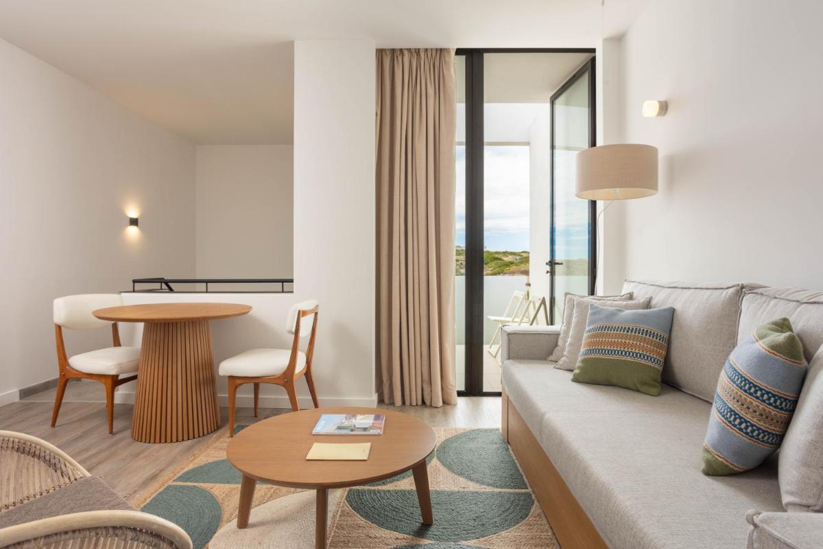 Uma área de estar em Memmo Baleeira - Design Hotels