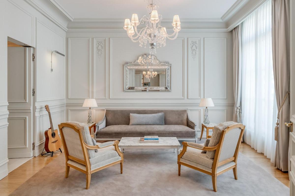Coin salon dans l'établissement Hôtel Le Royal Monceau Raffles Paris