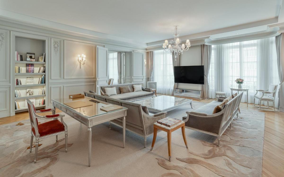 Télévision ou salle de divertissement dans l'établissement Hôtel Le Royal Monceau Raffles Paris