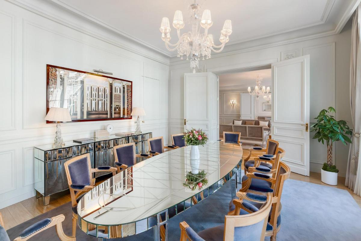 Coin salon dans l'établissement Hôtel Le Royal Monceau Raffles Paris