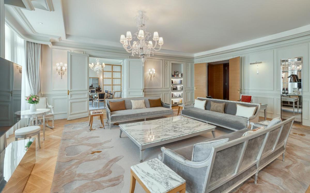 Coin salon dans l'établissement Hôtel Le Royal Monceau Raffles Paris