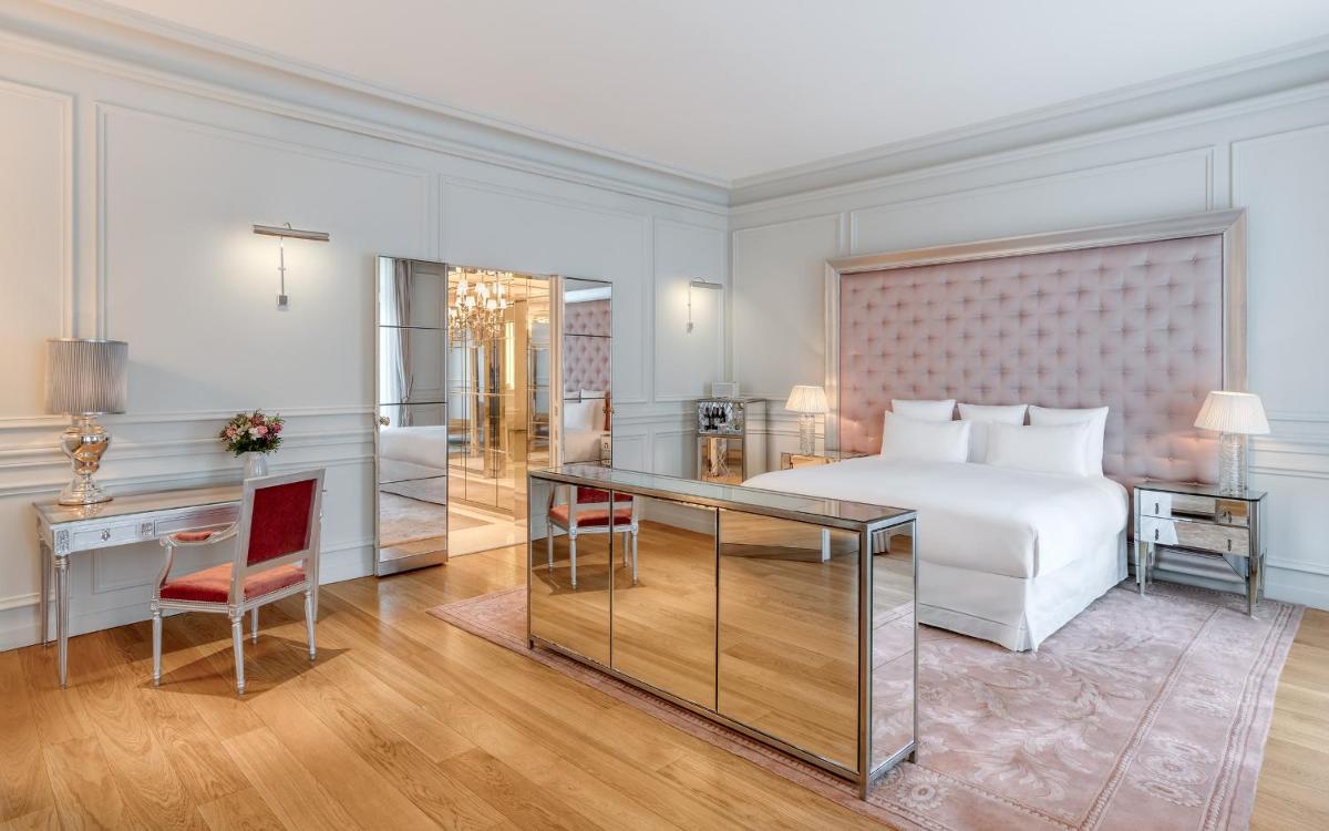 Coin salon dans l'établissement Hôtel Le Royal Monceau Raffles Paris