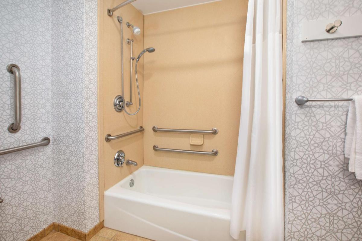 Hampton Inn Clinton - Housity