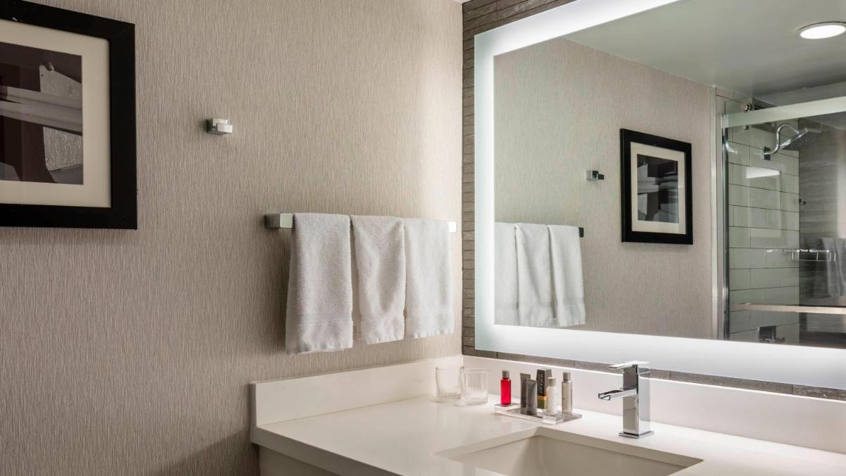 Boston Marriott Newton - Housity