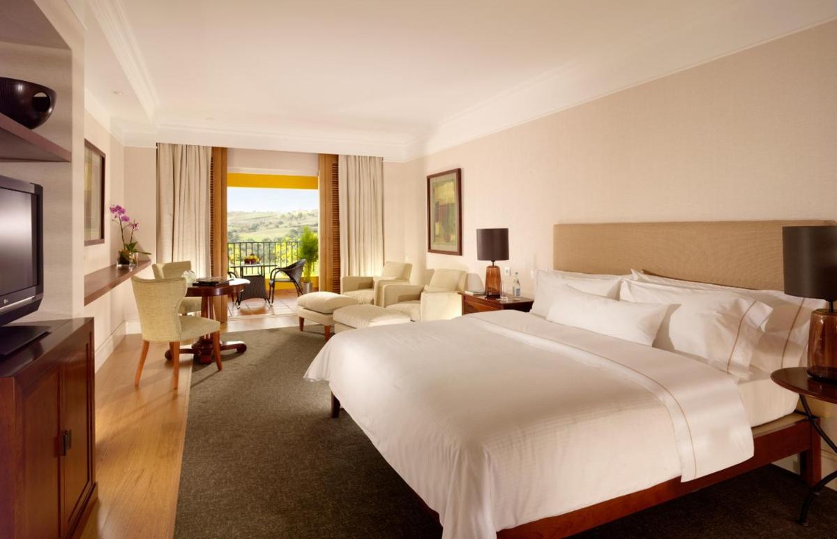 Uma cama ou camas num quarto em Dolce CampoReal Lisboa