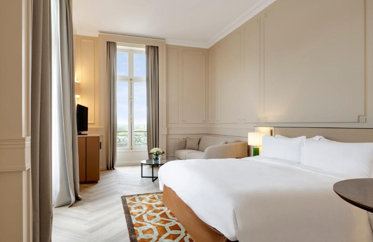Un ou plusieurs lits dans un hébergement de l'établissement InterContinental Hotels Chantilly Chateau Mont Royal by IHG