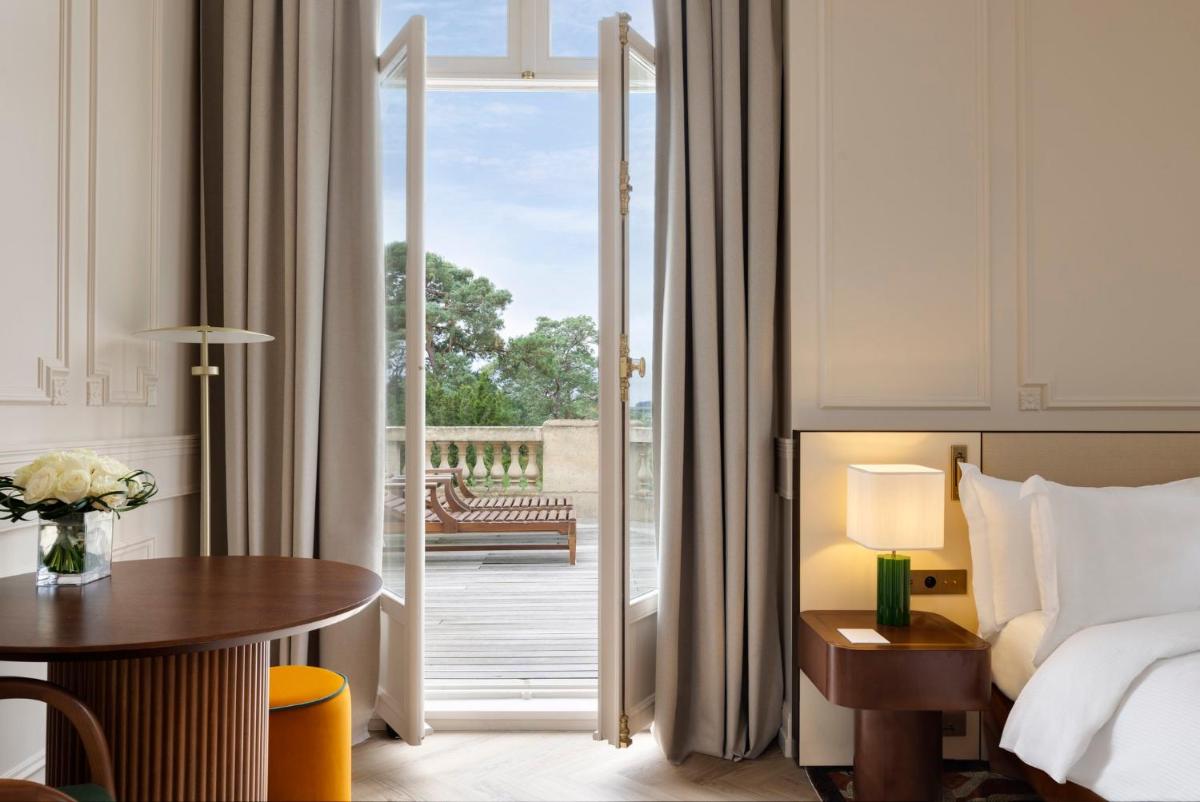 Un ou plusieurs lits dans un hébergement de l'établissement InterContinental Hotels Chantilly Chateau Mont Royal by IHG