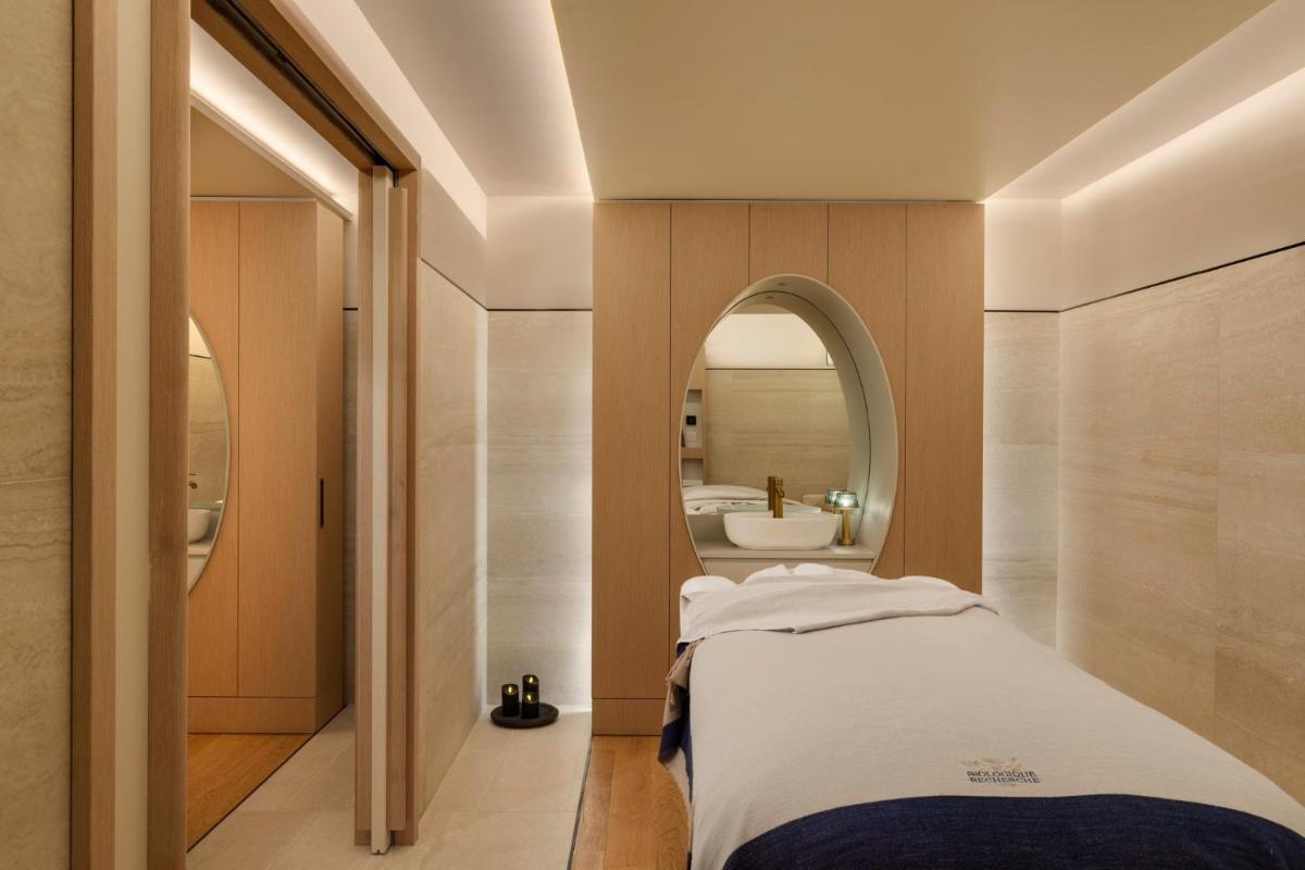 Un ou plusieurs lits dans un hébergement de l'établissement InterContinental Hotels Chantilly Chateau Mont Royal by IHG
