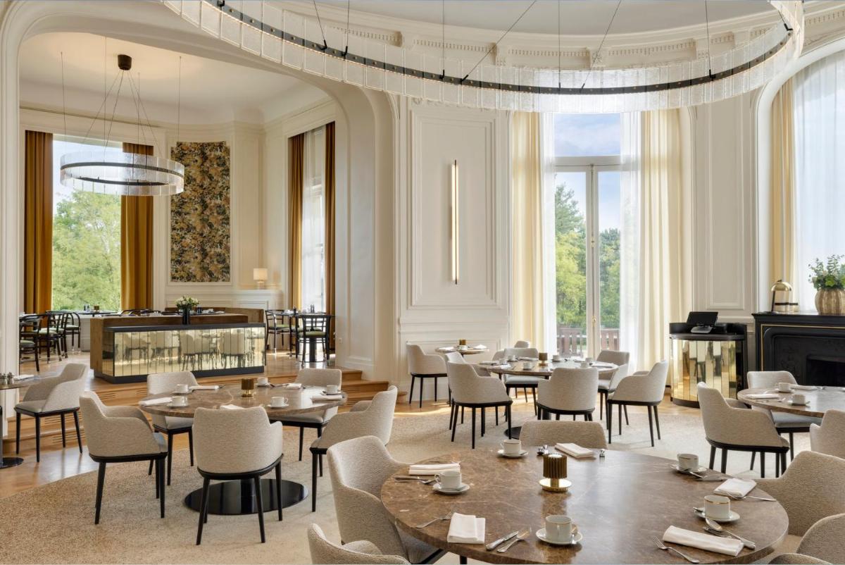 Coin salon dans l'établissement InterContinental Hotels Chantilly Chateau Mont Royal by IHG