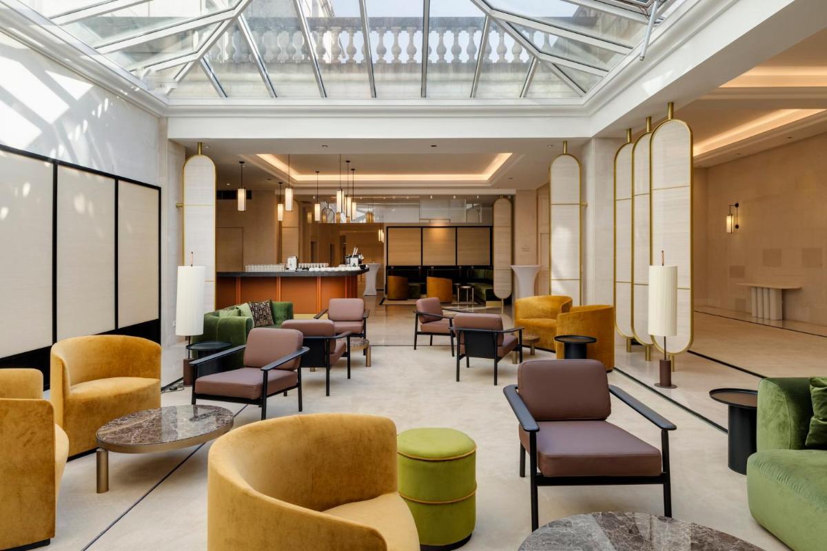 Coin salon dans l'établissement InterContinental Hotels Chantilly Chateau Mont Royal by IHG
