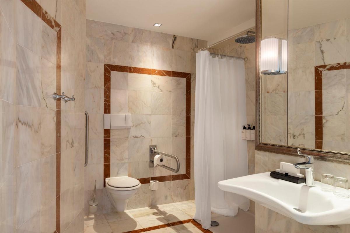 Salle de bains dans l'établissement InterContinental Hotels Chantilly Chateau Mont Royal by IHG