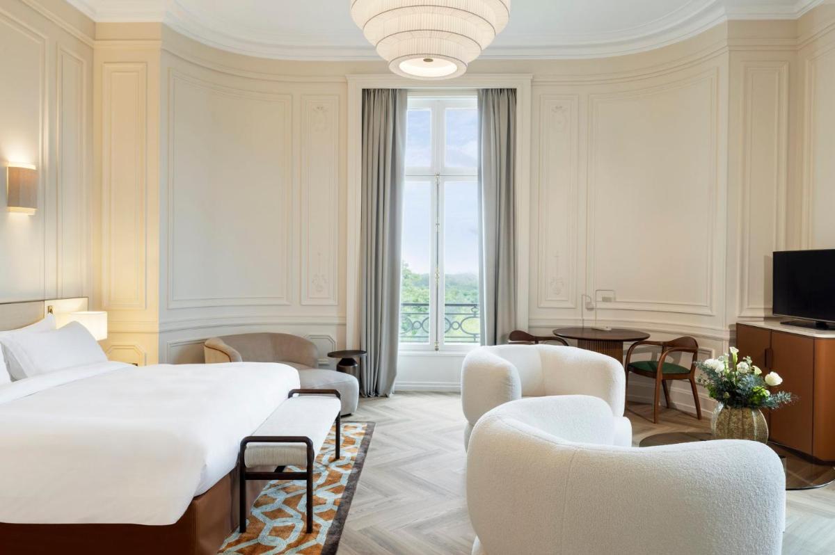 Un ou plusieurs lits dans un hébergement de l'établissement InterContinental Hotels Chantilly Chateau Mont Royal by IHG