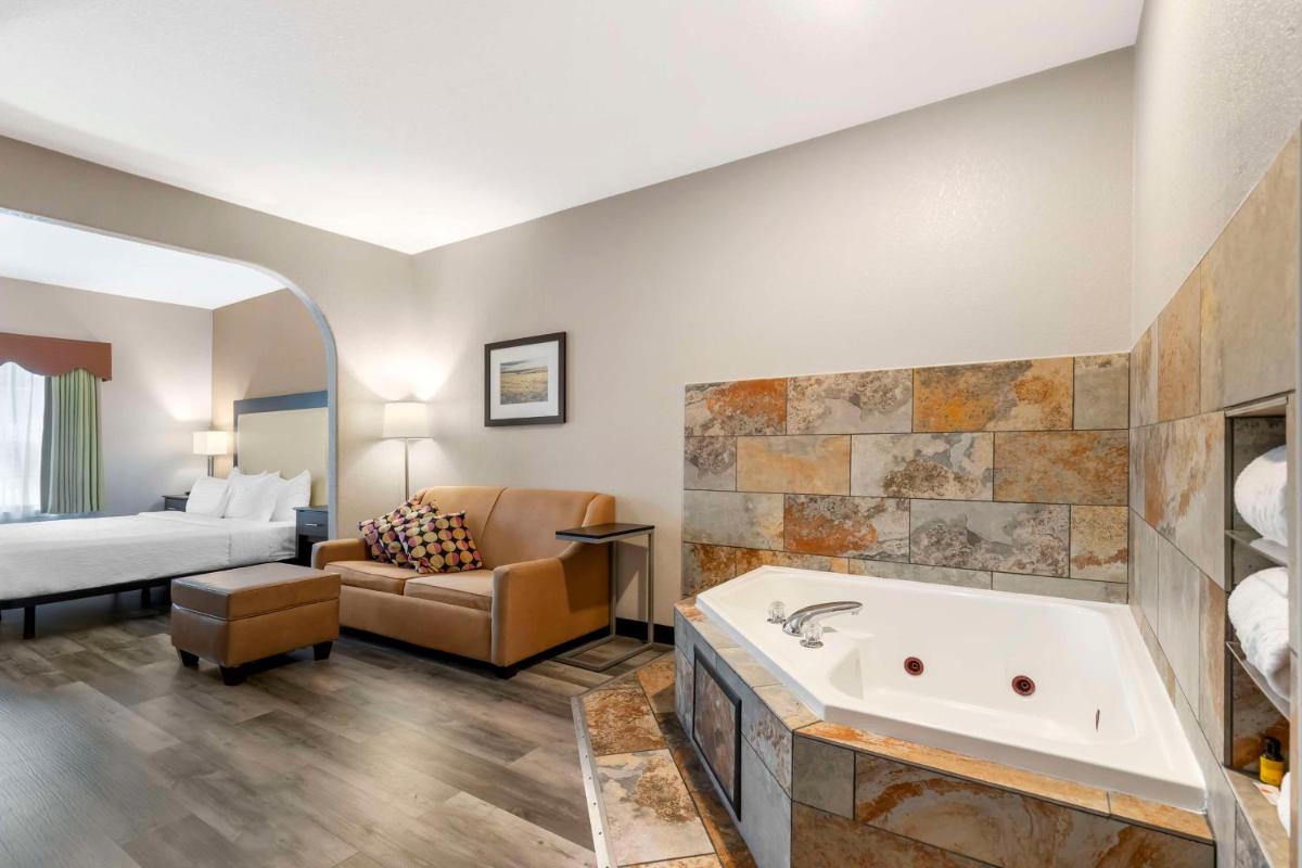 Best Western Plus Des Moines West Inn & Suites - Housity