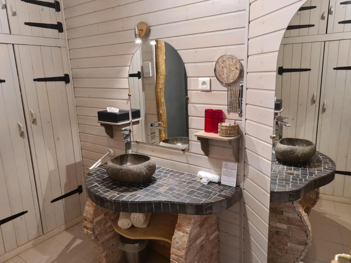 Salle de bains dans l'établissement Domaine du Haut Jardin Hôtel & Chalets Spa Privé