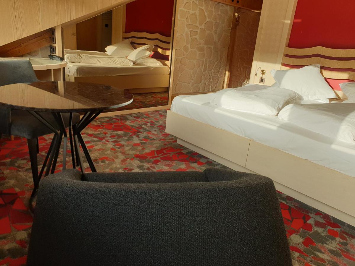 Coin salon dans l'établissement Domaine du Haut Jardin Hôtel & Chalets Spa Privé
