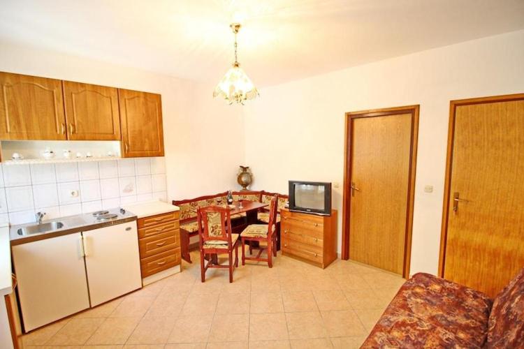 Apartments Veselka, Lumbarda - One Bedroom Apartment with Terrace and Garden View Apt 1 - Housity