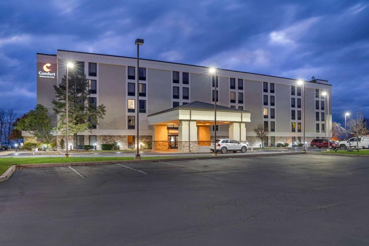 Comfort Inn & Suites - Housity