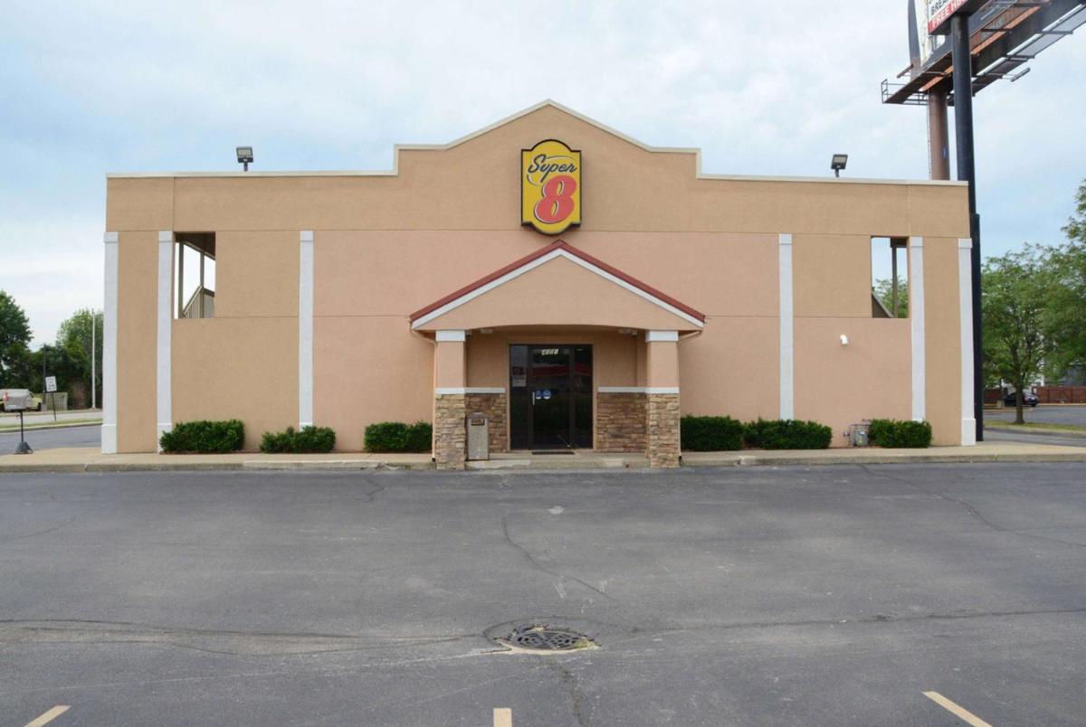 Super 8 by Wyndham Lafayette - Housity