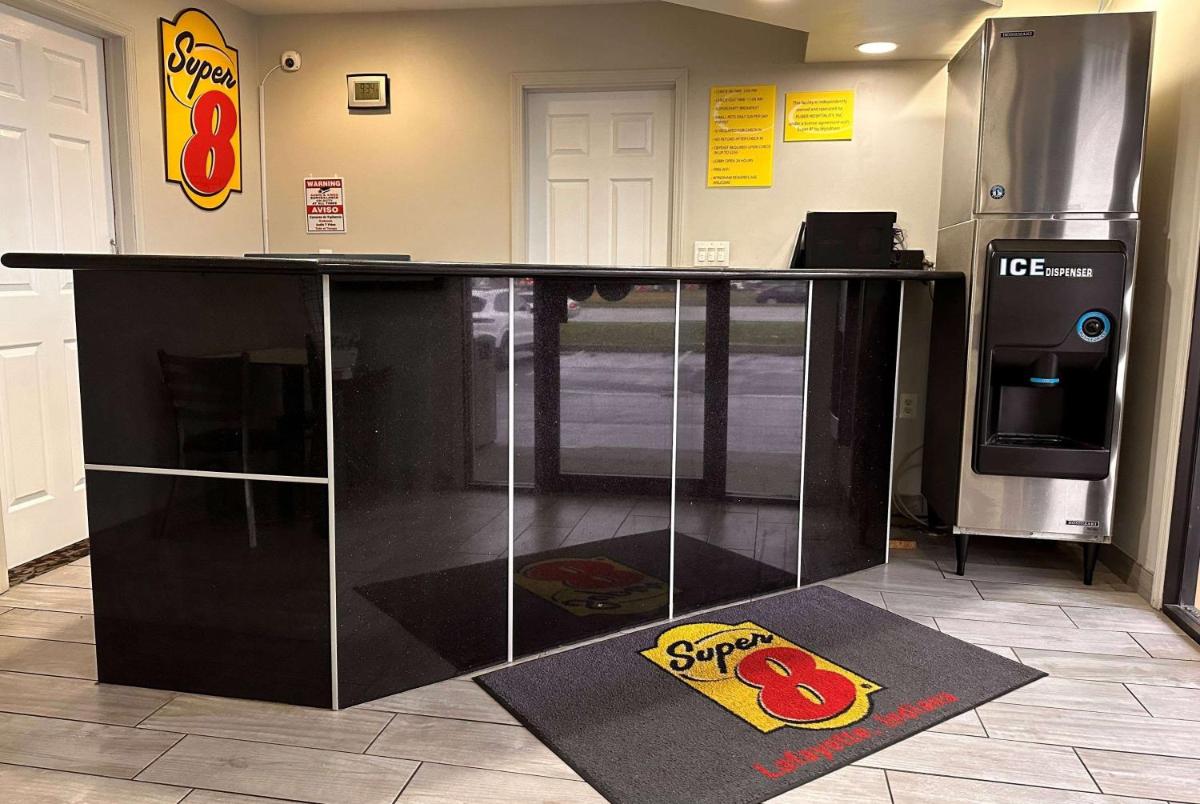Super 8 by Wyndham Lafayette - Housity