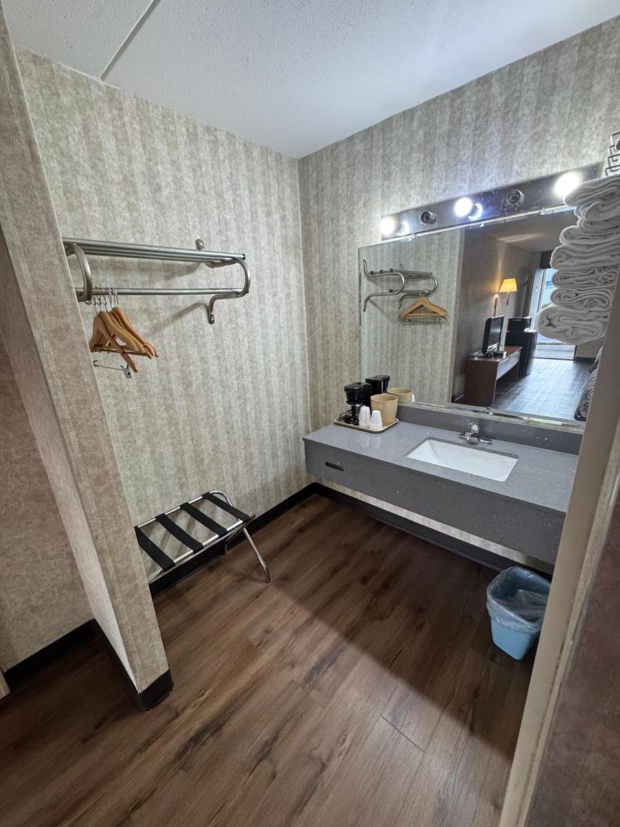 Riverfront Lodge - Housity