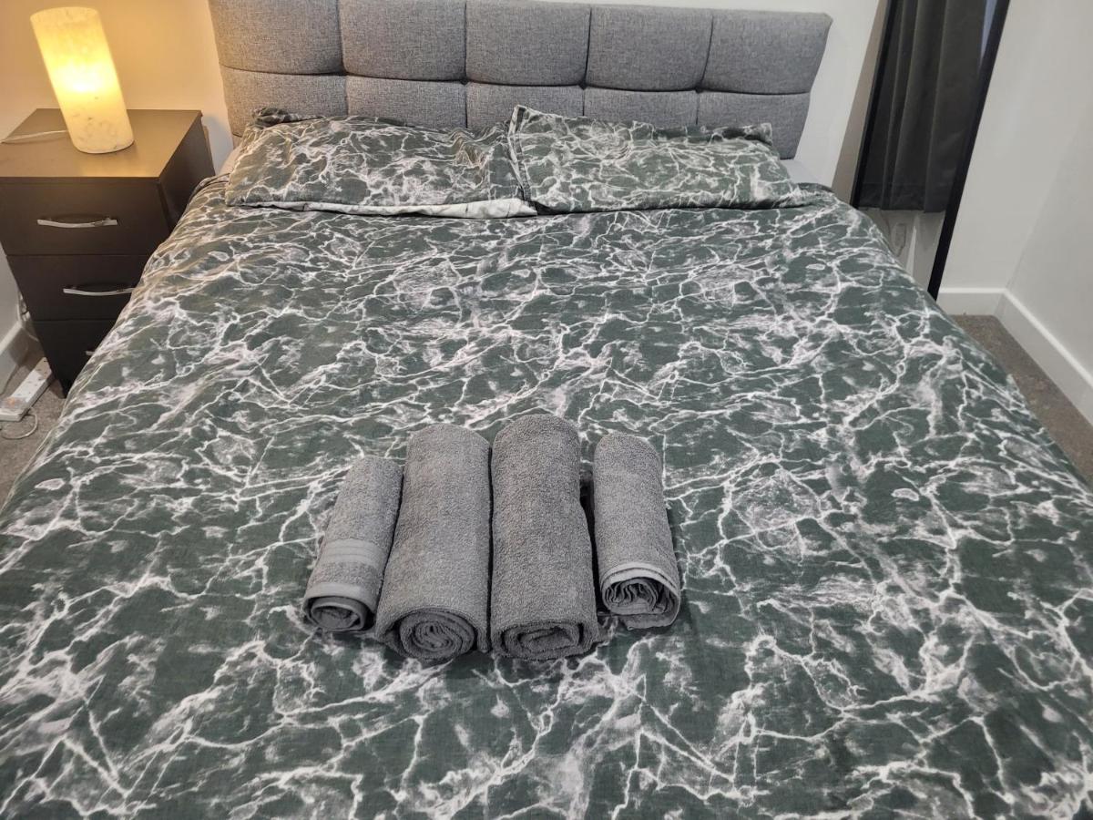Private rm in a 2 bed near 4 train stations - Housity