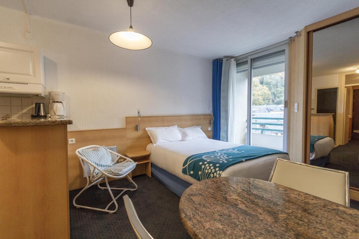 Cuisine ou kitchenette dans l'établissement Hôtel-Résidence Le Lys