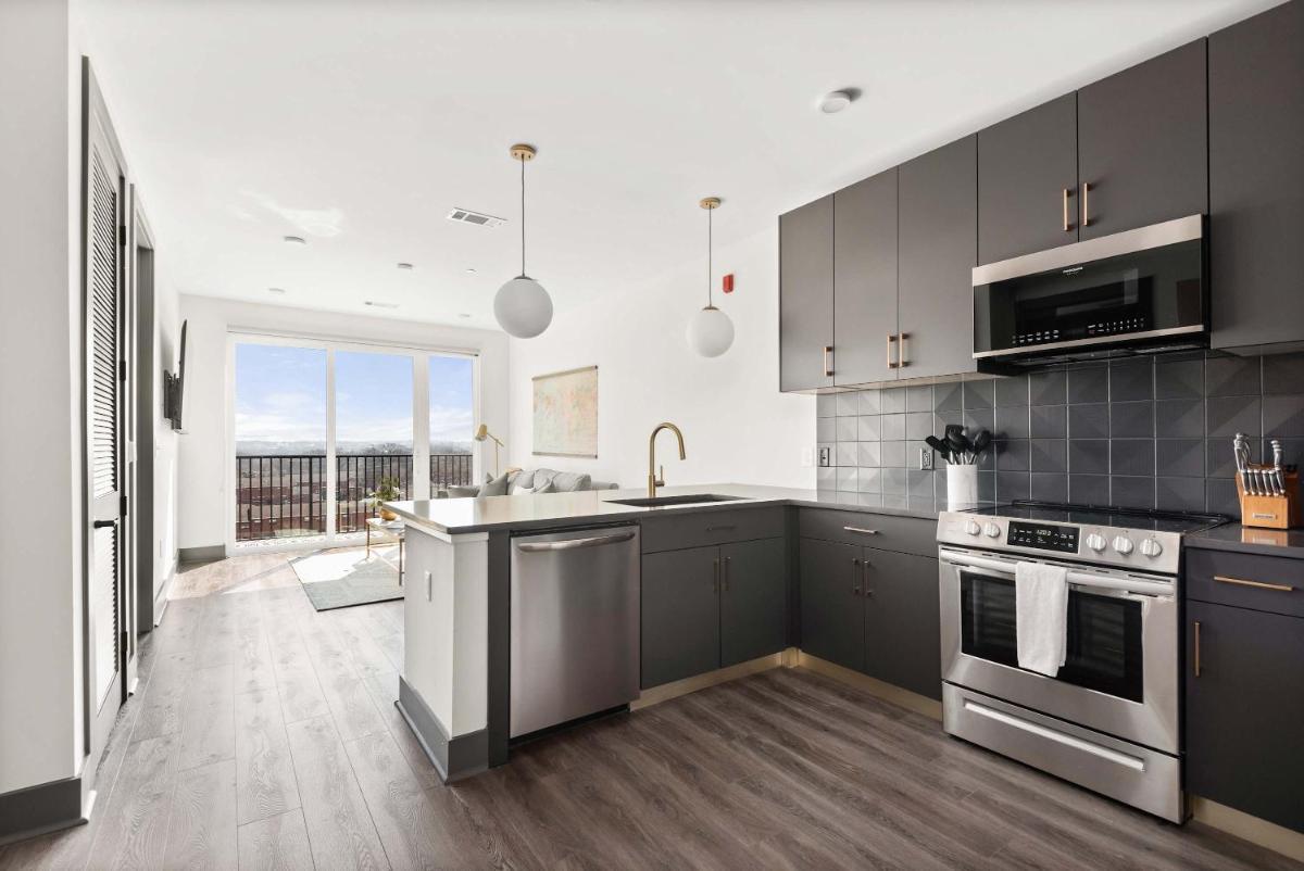 Downtown Dolly - Stylish Airy and Cozy - Housity