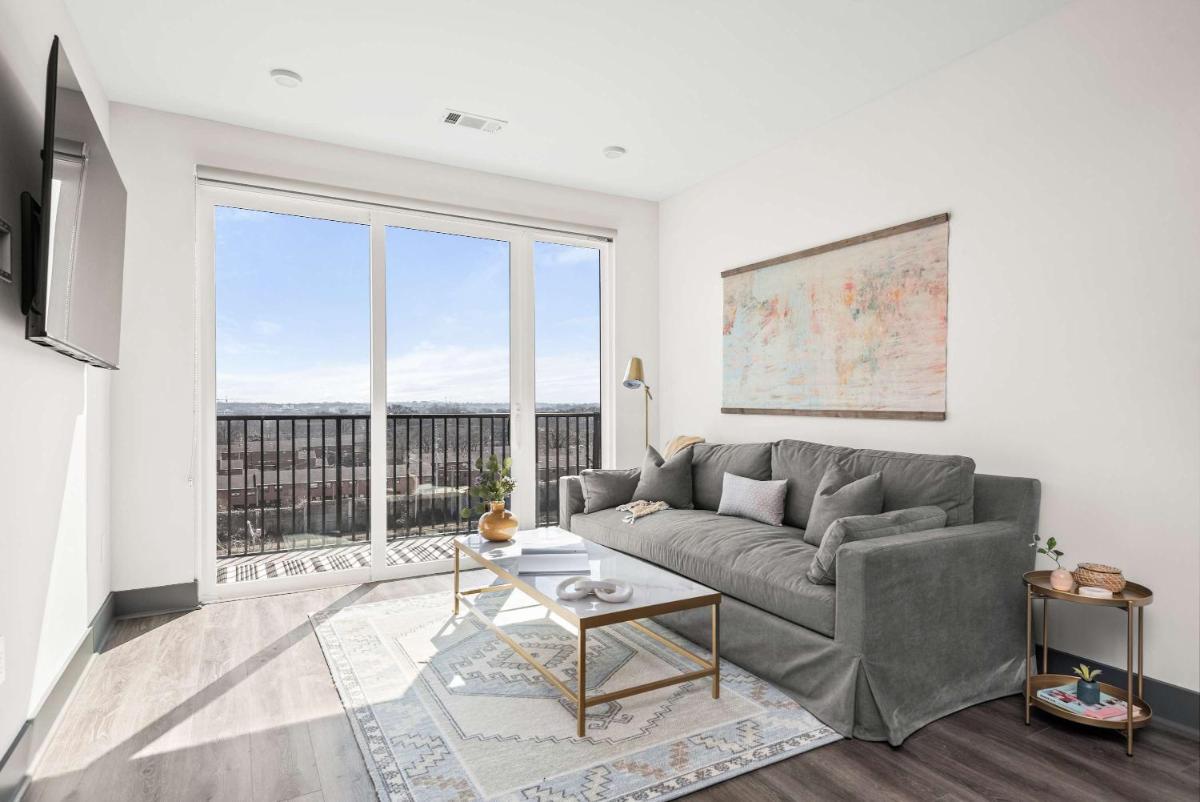 Downtown Dolly - Stylish Airy and Cozy - Housity