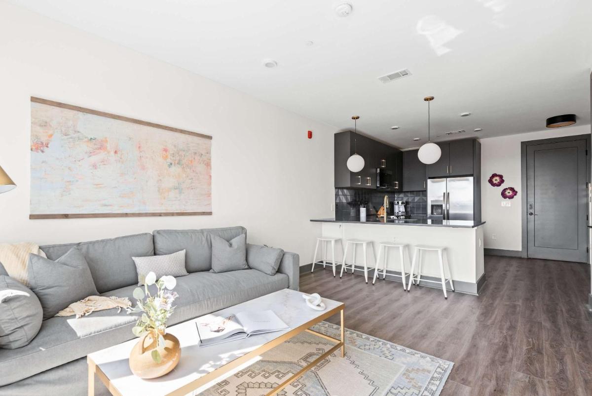 Downtown Dolly - Stylish Airy and Cozy - Housity