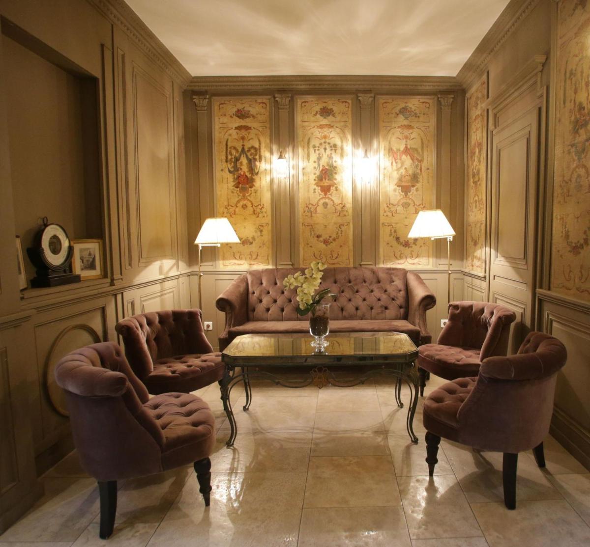 Coin salon dans l'établissement Hôtel Restaurant Spa Le Sauvage