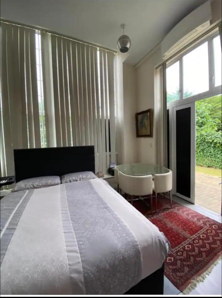 Spacious King room with Private Entrance - near Emirates and Camden and King's Cross - 5 Min to Tube - Housity