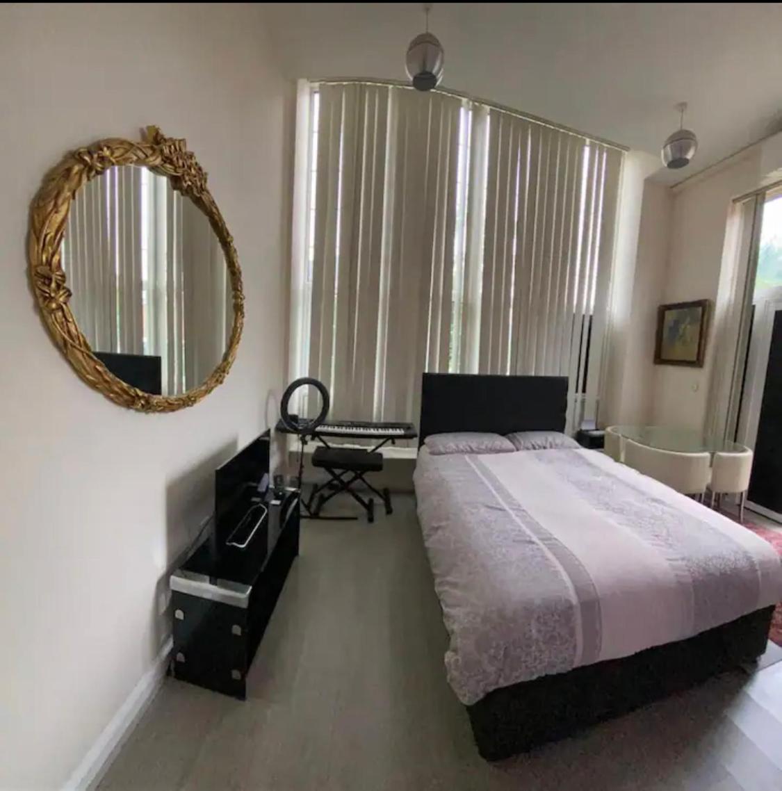 Spacious King room with Private Entrance - near Emirates and Camden and King's Cross - 5 Min to Tube - Housity