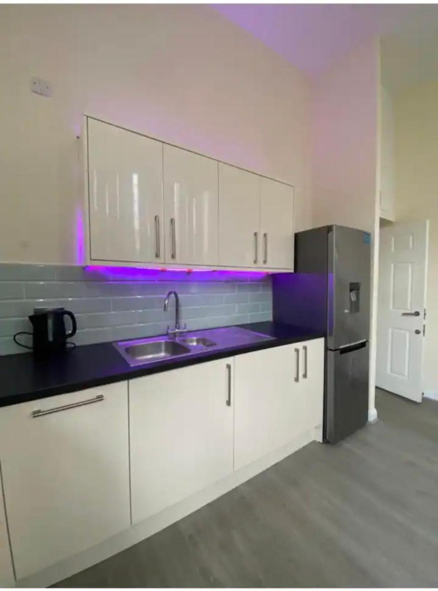 Spacious King room with Private Entrance - near Emirates and Camden and King's Cross - 5 Min to Tube - Housity