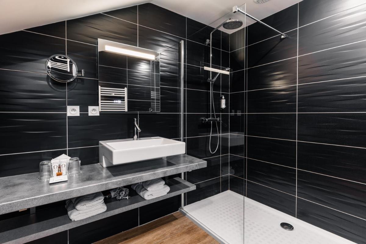 Salle de bains dans l'établissement Hostellerie de la Pointe Saint-Mathieu - SPA & Restaurant