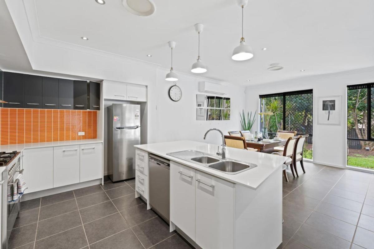 Holiday Paradise 4BR Pool BBQ Parking near Mall n Park - Housity