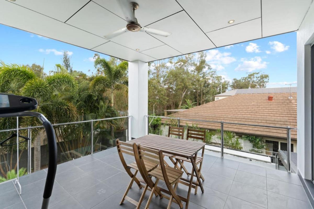 Holiday Paradise 4BR Pool BBQ Parking near Mall n Park - Housity
