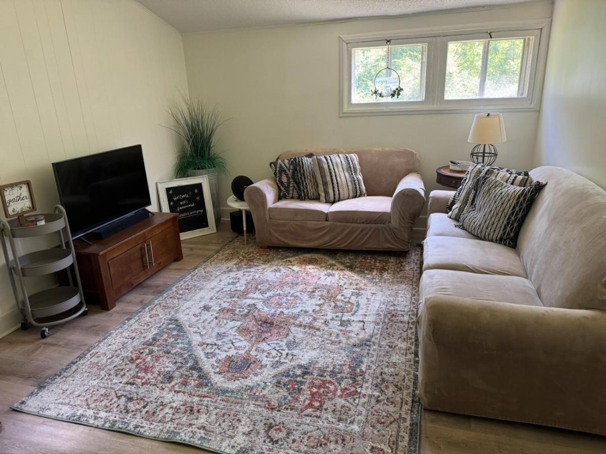 Cozy Neutral Farmhouse, Coffee provided, Relaxation optional - Housity