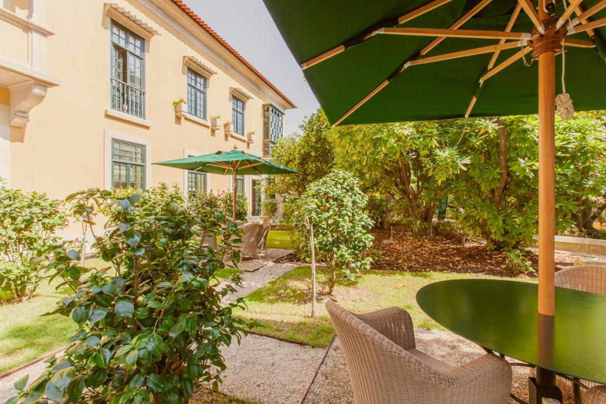 Um jardim no exterior de Palacete Severo