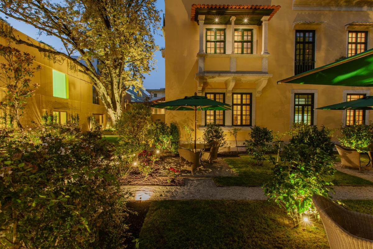 Um jardim no exterior de Palacete Severo