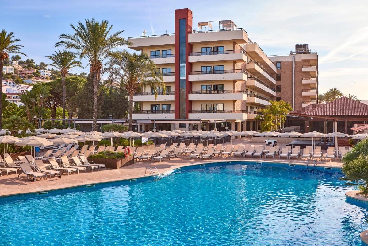 un hotel con piscina, sillas y sombrillas en Zafiro Rey Don Jaime, en Santa Ponsa