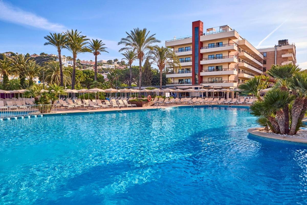 una piscina frente a un hotel en Zafiro Rey Don Jaime, en Santa Ponsa