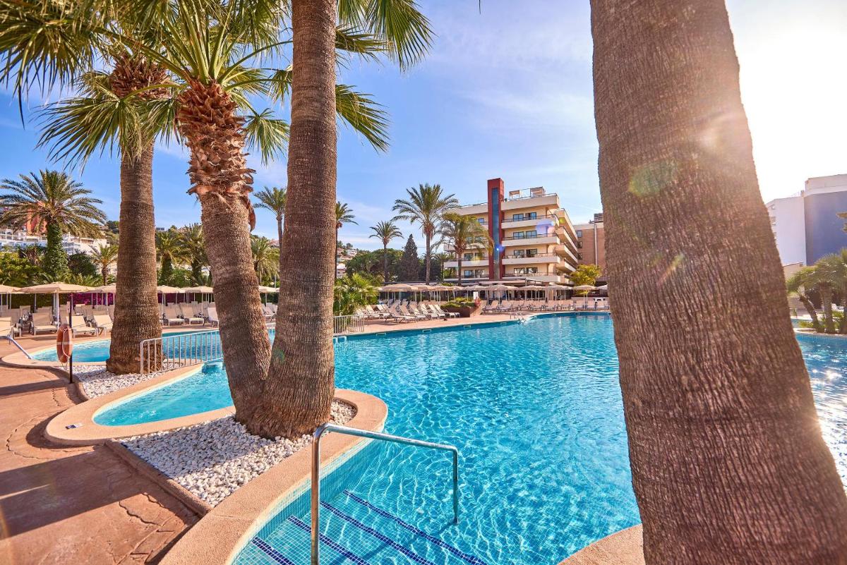 una piscina con palmeras en un resort en Zafiro Rey Don Jaime, en Santa Ponsa 40 fotos más