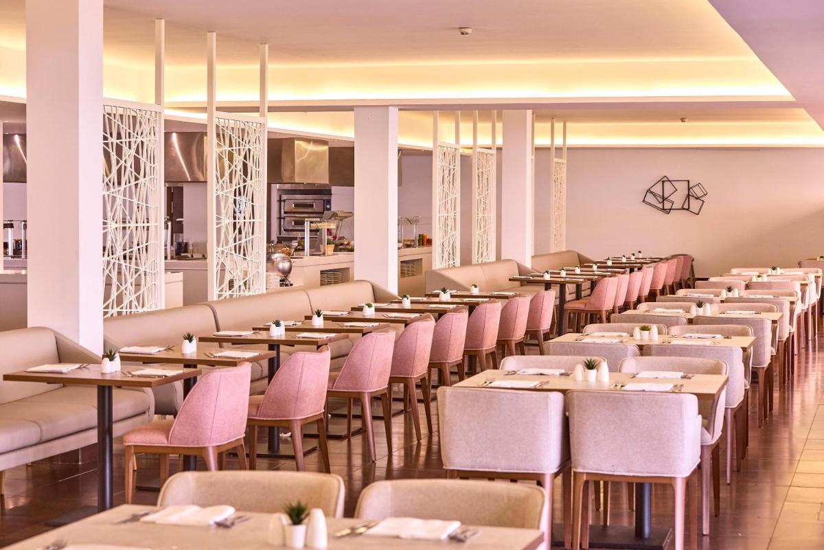 Un restaurante o sitio para comer en Zafiro Rey Don Jaime