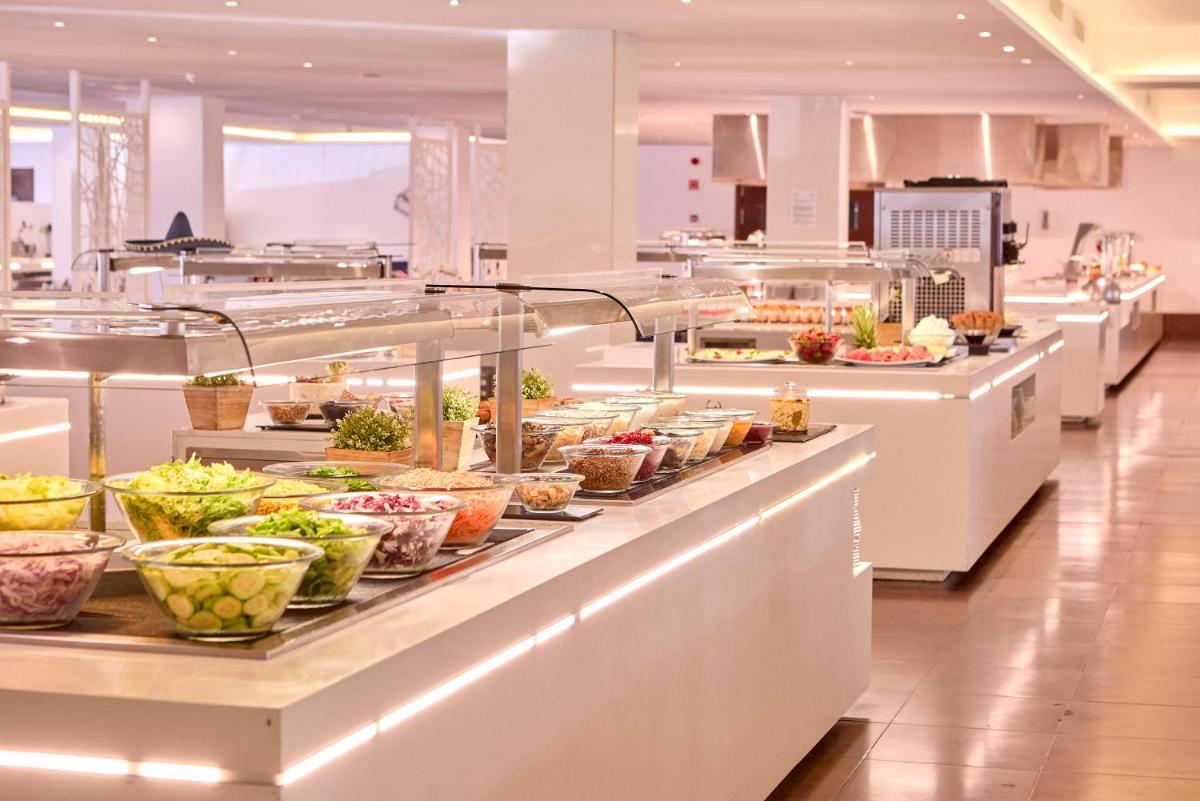 Comida en o cerca de este hotel