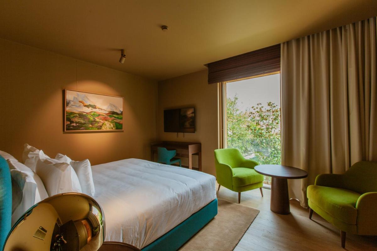 um quarto de hotel com uma cama e uma janela em Palacete Severo no Porto