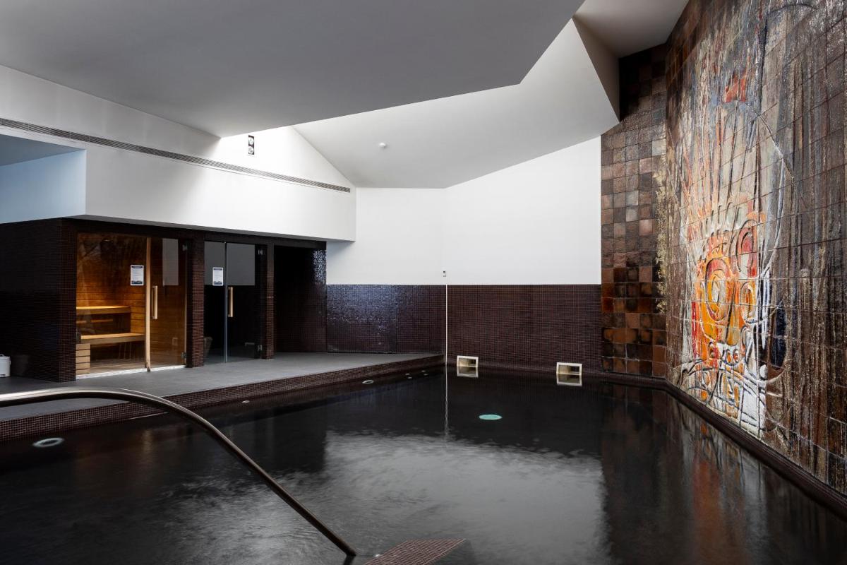 uma piscina no meio de um prédio em Hotel Rali Viana em Viana do Castelo uma piscina no meio de um prédio em Hotel Rali Viana em Viana do Castelo