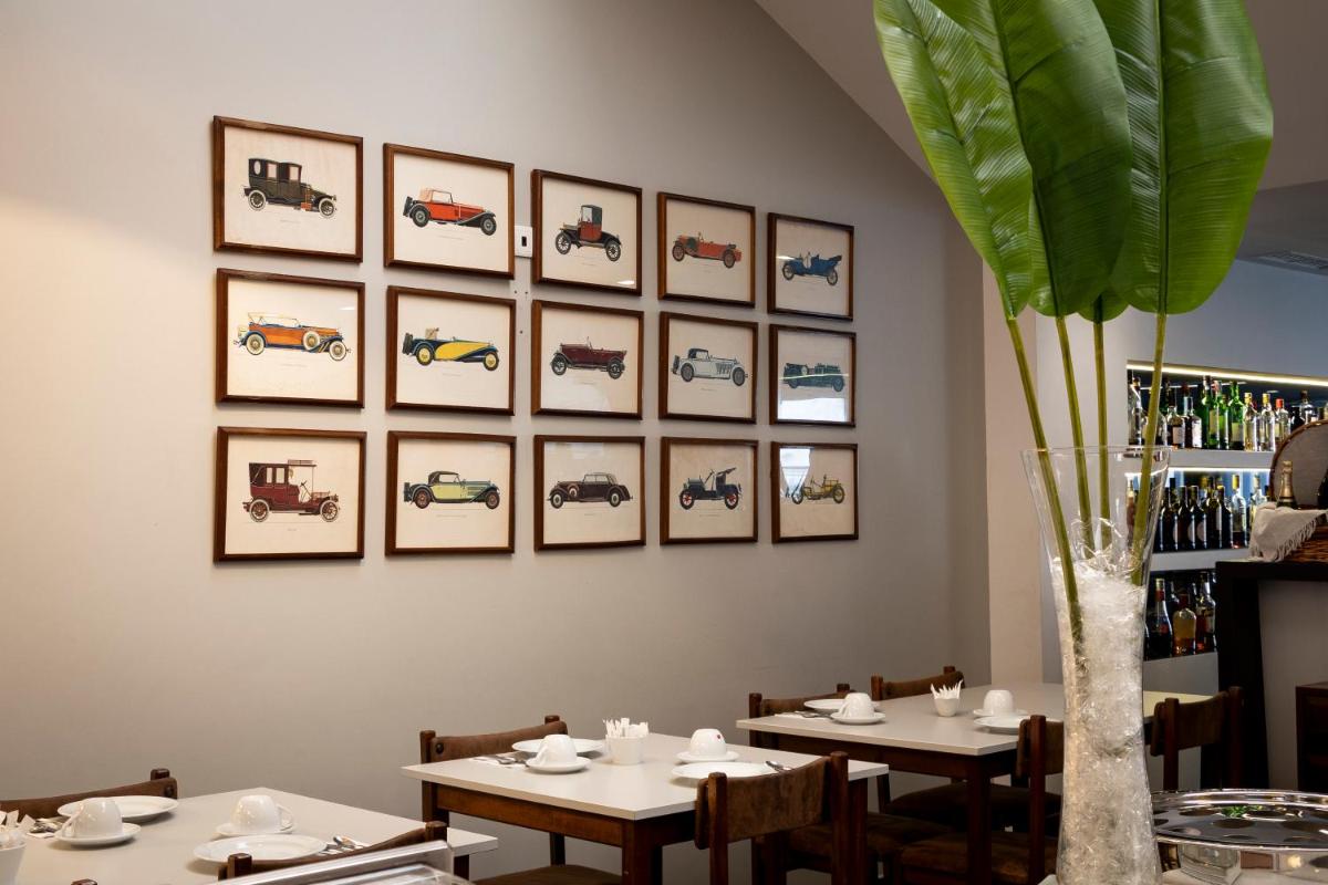 Um restaurante ou outro lugar para comer em Hotel Rali Viana