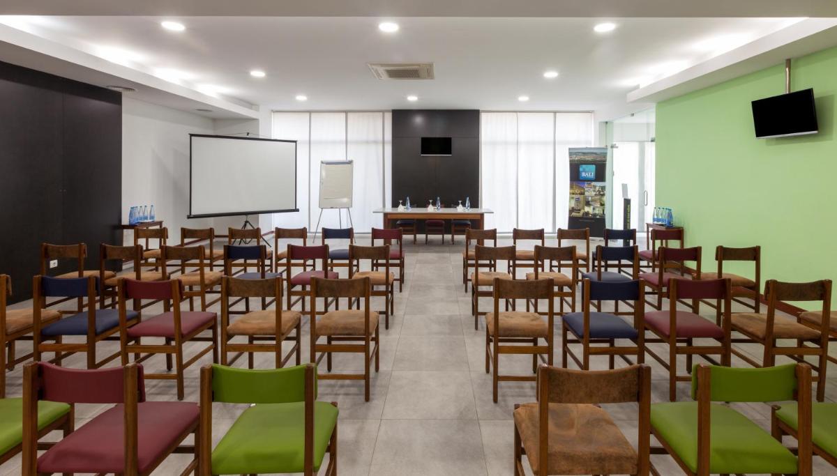 Uma televisão e/ou sistema de entretenimento em Hotel Rali Viana