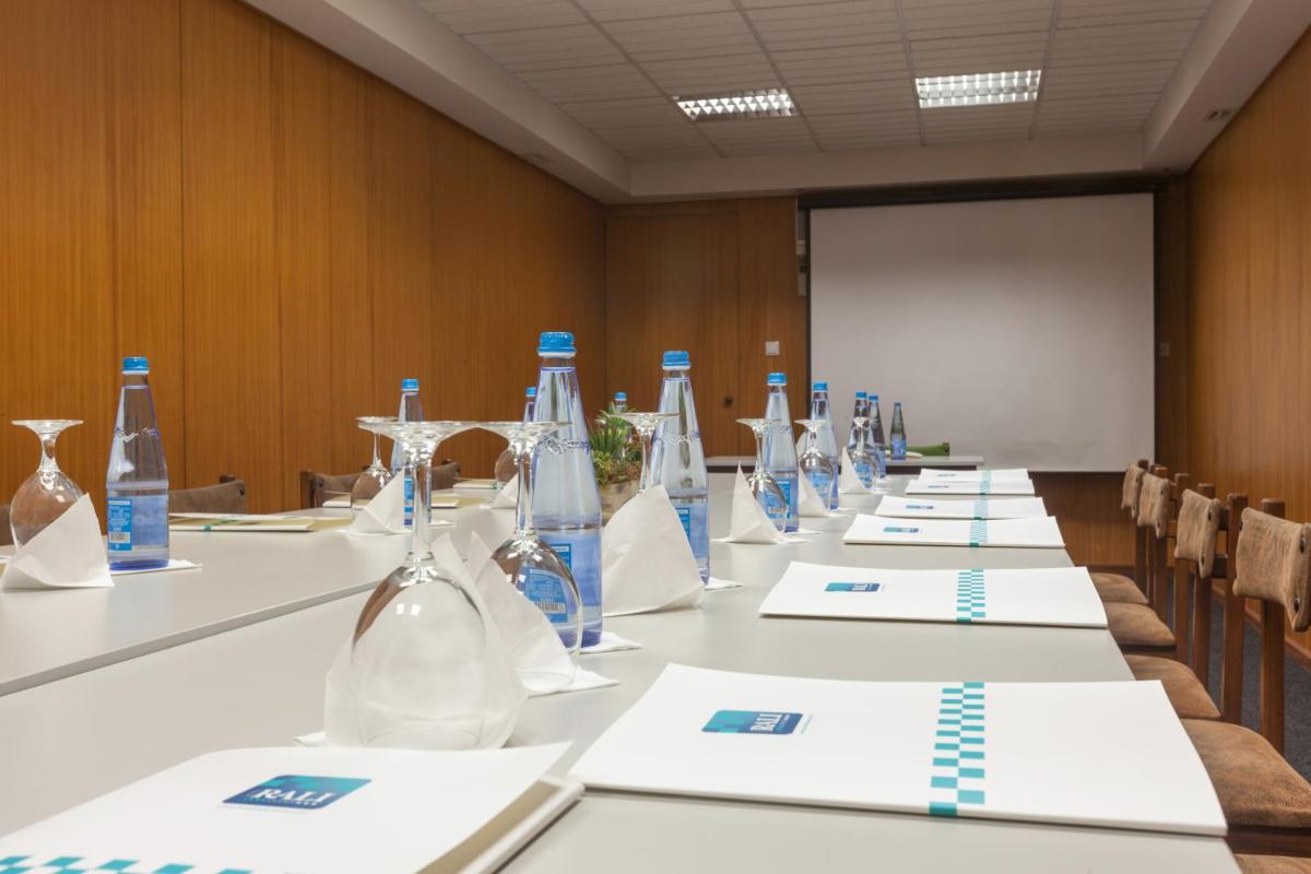 A área empresarial e/ ou a sala de conferências de Hotel Rali Viana
